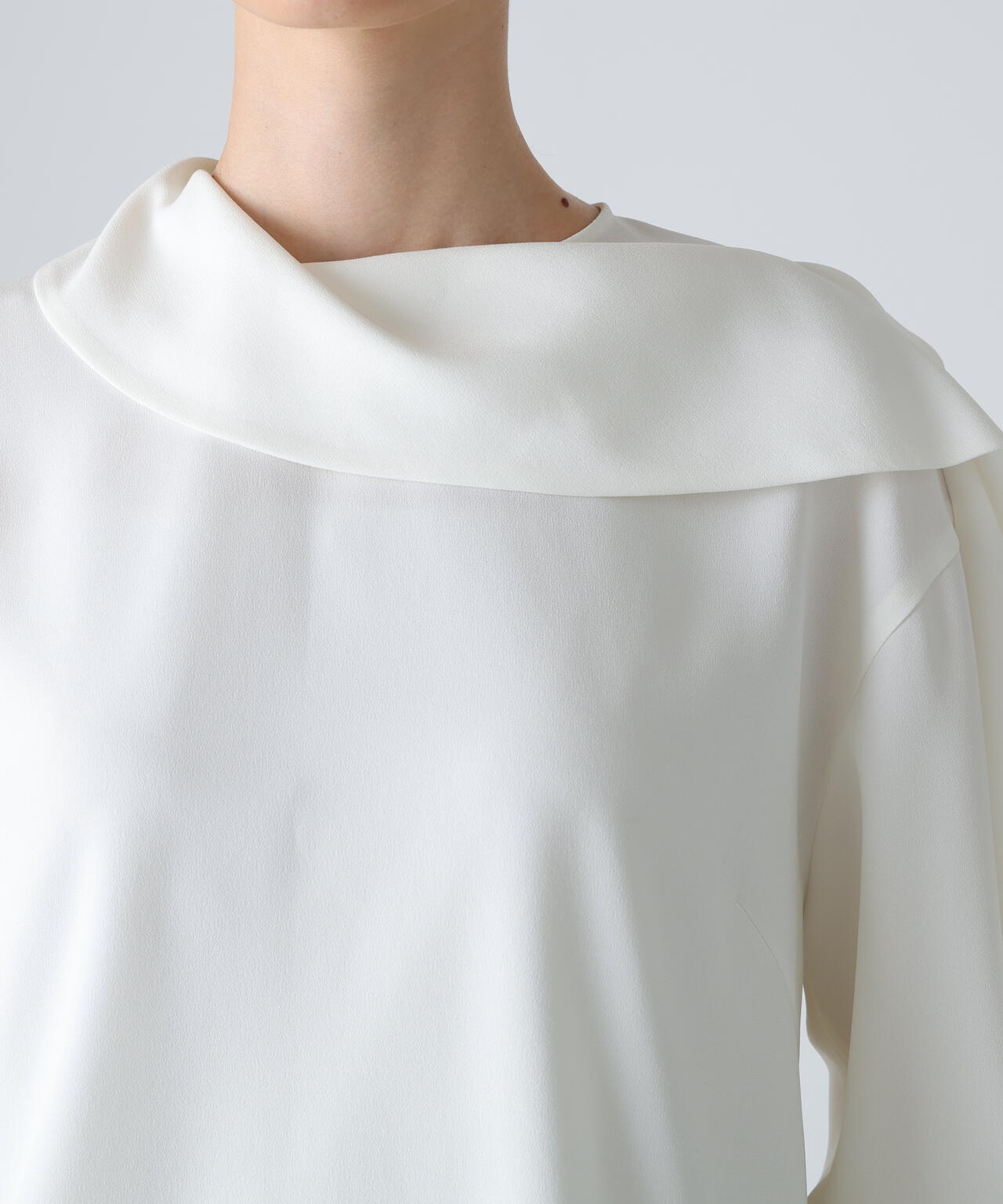 バックサテンジョーゼットブラウス | ADORE（アドーア） ｜【公式