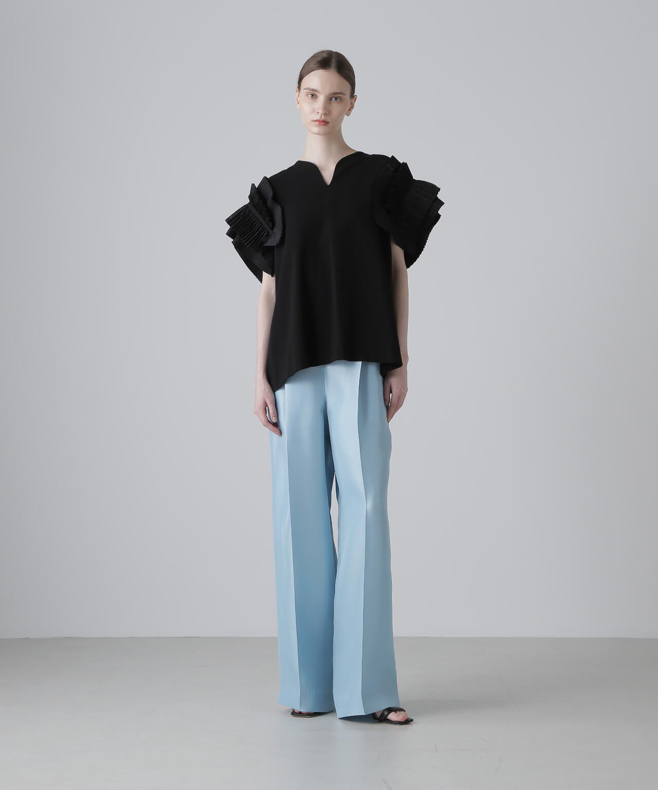 25SS 今季 ADORE ブラックレーベル クレストプリーツブラウス完売品38 BLACK LABEL＞クレストプリーツブラウス | ADORE（アドーア） ｜【公式