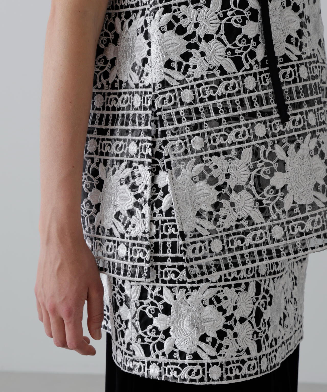 20周年記念＞リュクスオーナメントレースブラウス | ADORE（アドーア