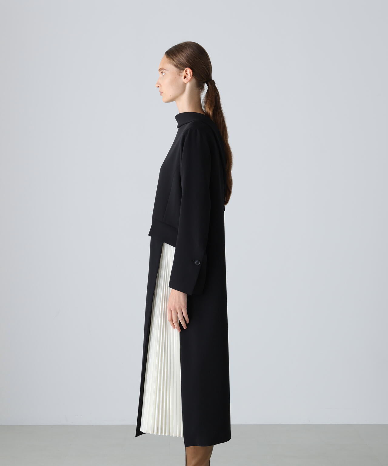 【美品】★ADORE・アドーア★シルク バイカラー 刺繍デザイン プルオーバーブラウス 38★オフホワイト×黒★[NEW]★19fs22 セール ◇バイカラーボンディングコート （アウター）｜ADORE