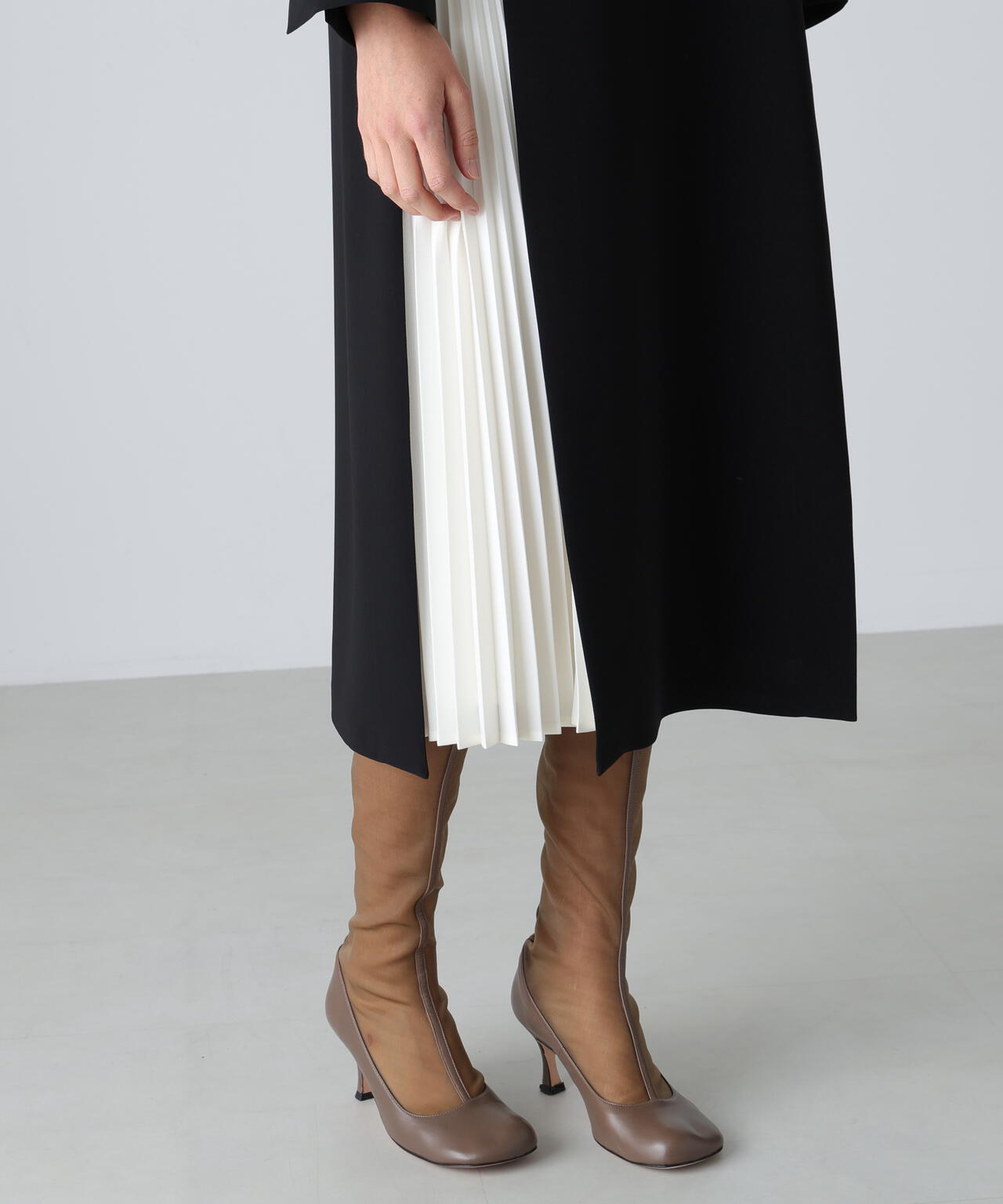 【美品】★ADORE・アドーア★シルク バイカラー 刺繍デザイン プルオーバーブラウス 38★オフホワイト×黒★[NEW]★19fs22 セール ◇バイカラーボンディングコート （アウター）｜ADORE