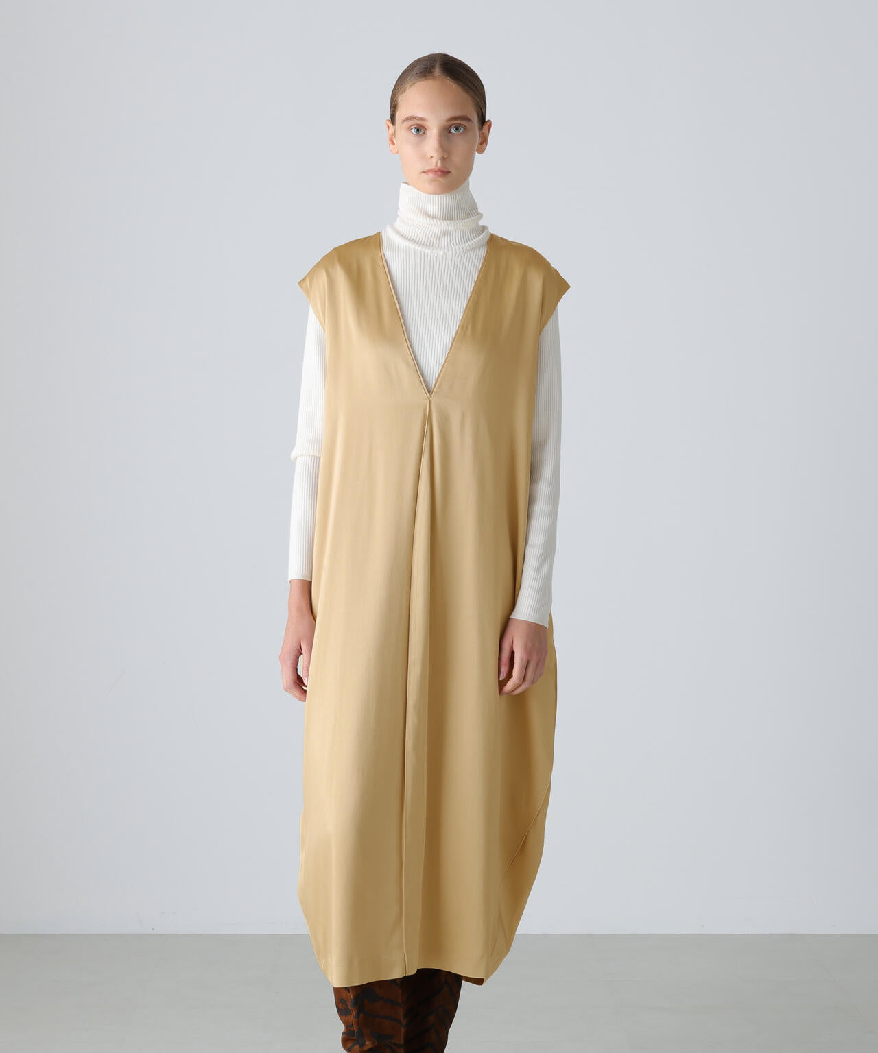 【完売品】24AW✨️定価7.2万 アドーア アルチザンタフワンピース エクリュ ブライトサテンワンピース | ADORE（アドーア） ｜【公式】通販mix