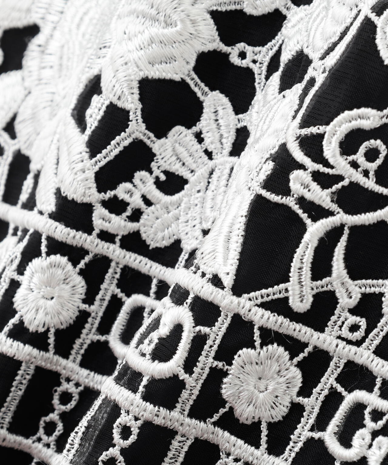 タグ付未使用品☆ ADORE アドーア レース&花モチーフトップス ２枚仕立て BLACK LABEL＞バイカラーレースブラウス | ADORE（アドーア） ｜【公式