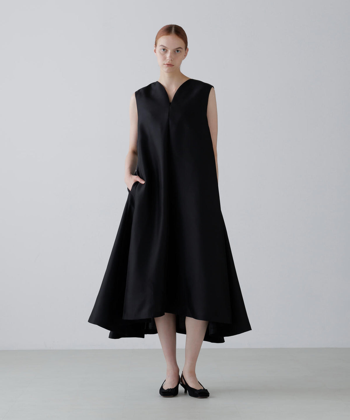 BLACK LABEL＞シルクダブルクロスノースリーブワンピース | ADORE  