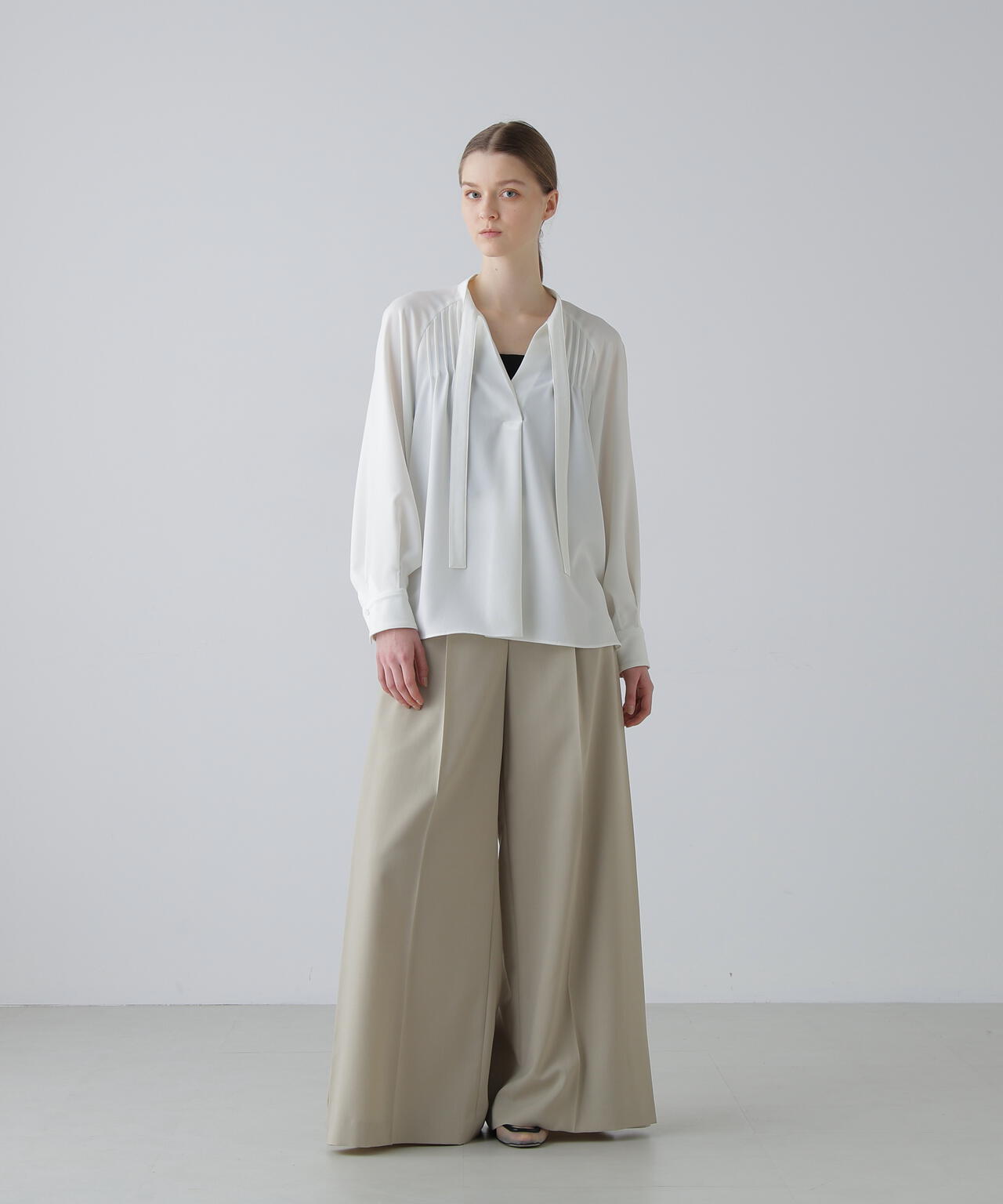 バックサテンジョーゼットブラウス | ADORE（アドーア） ｜【公式