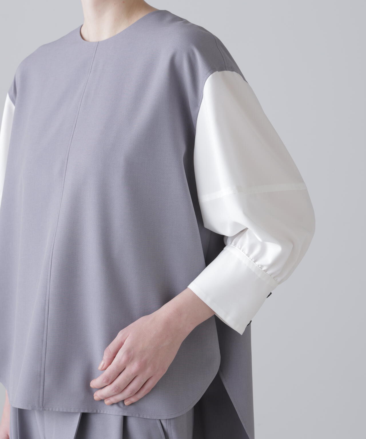 美品　ADORE ファンクショナルドライクロスブラウス　今季　グレー　ジレ ADORE(アドーア)｜ファンクショナルドライクロスブラウス/グレー の