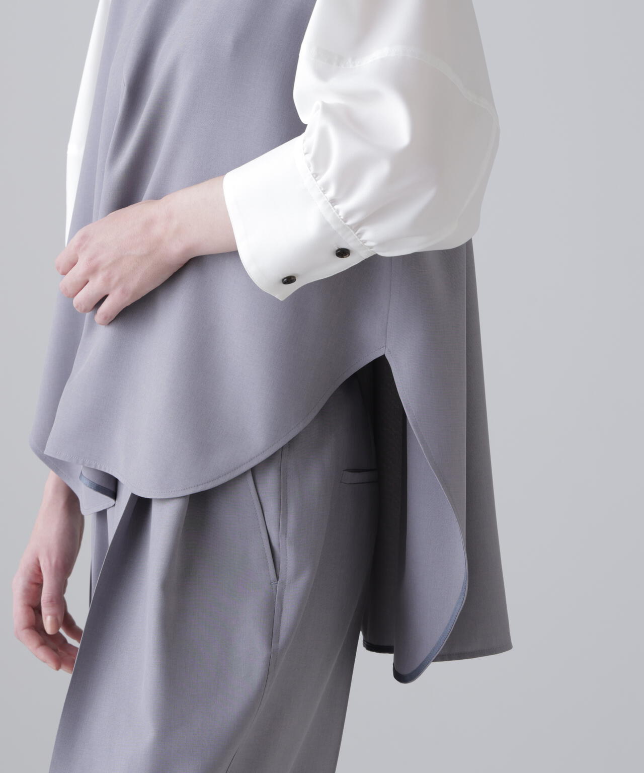 ファンクショナルプレーンクロスブラウス | ADORE（アドーア