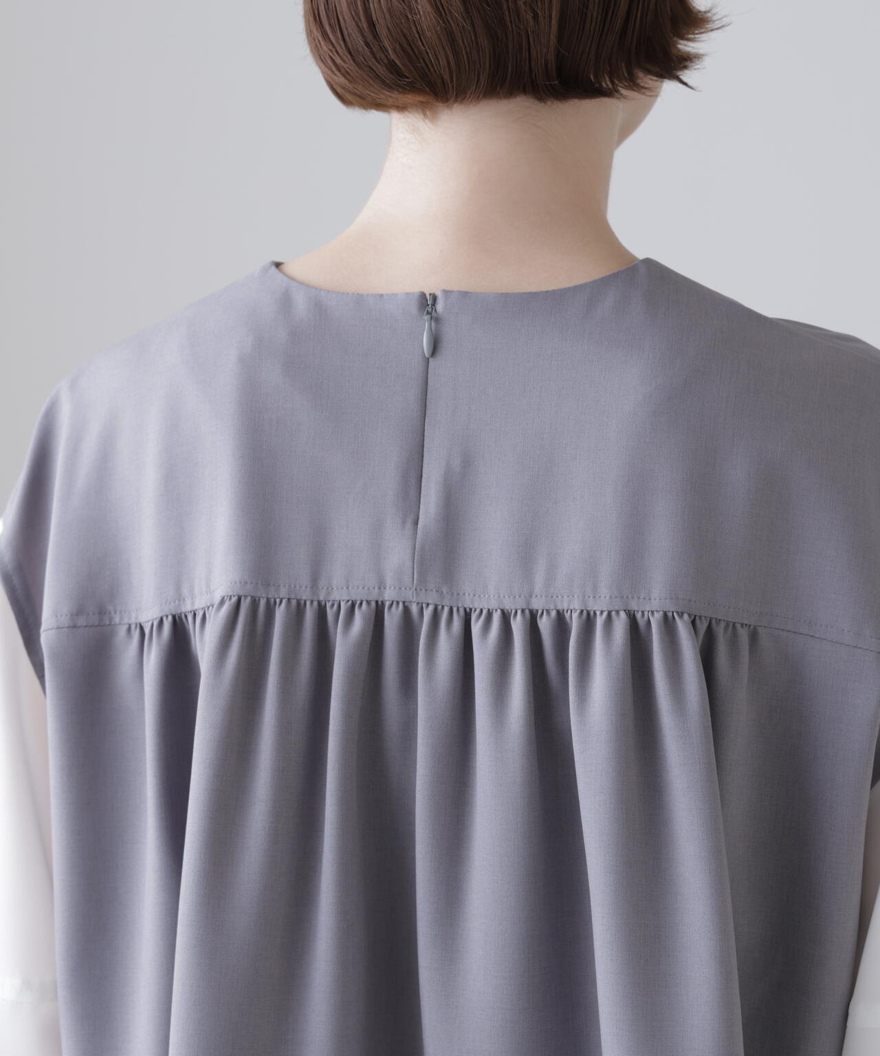 美品　ADORE ファンクショナルドライクロスブラウス　今季　グレー　ジレ ファンクショナルドライクロスブラウス | ADORE（アドーア） ｜【公式