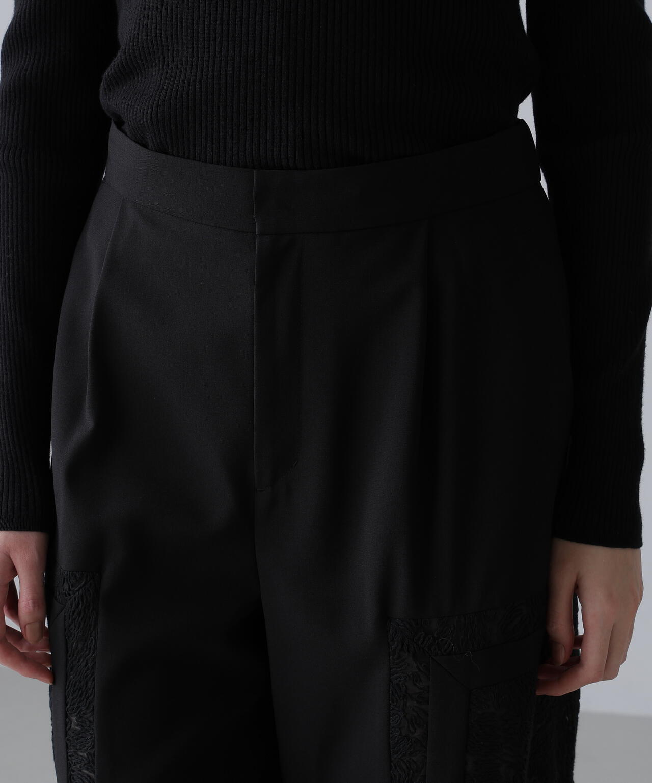 コードエンブロイダリーパンツ