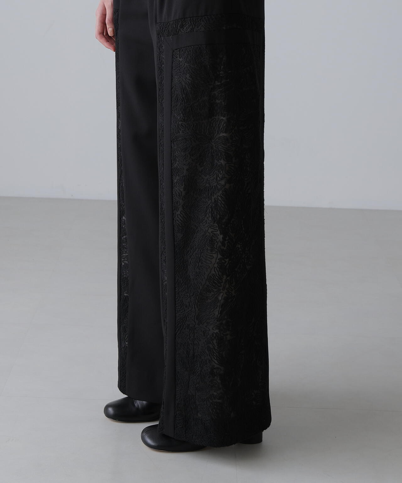 コードエンブロイダリーパンツ