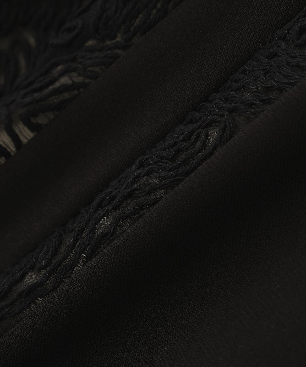 コードエンブロイダリーパンツ