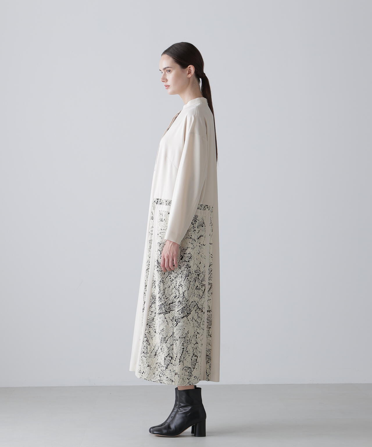 コードエンブロイダリーワンピース