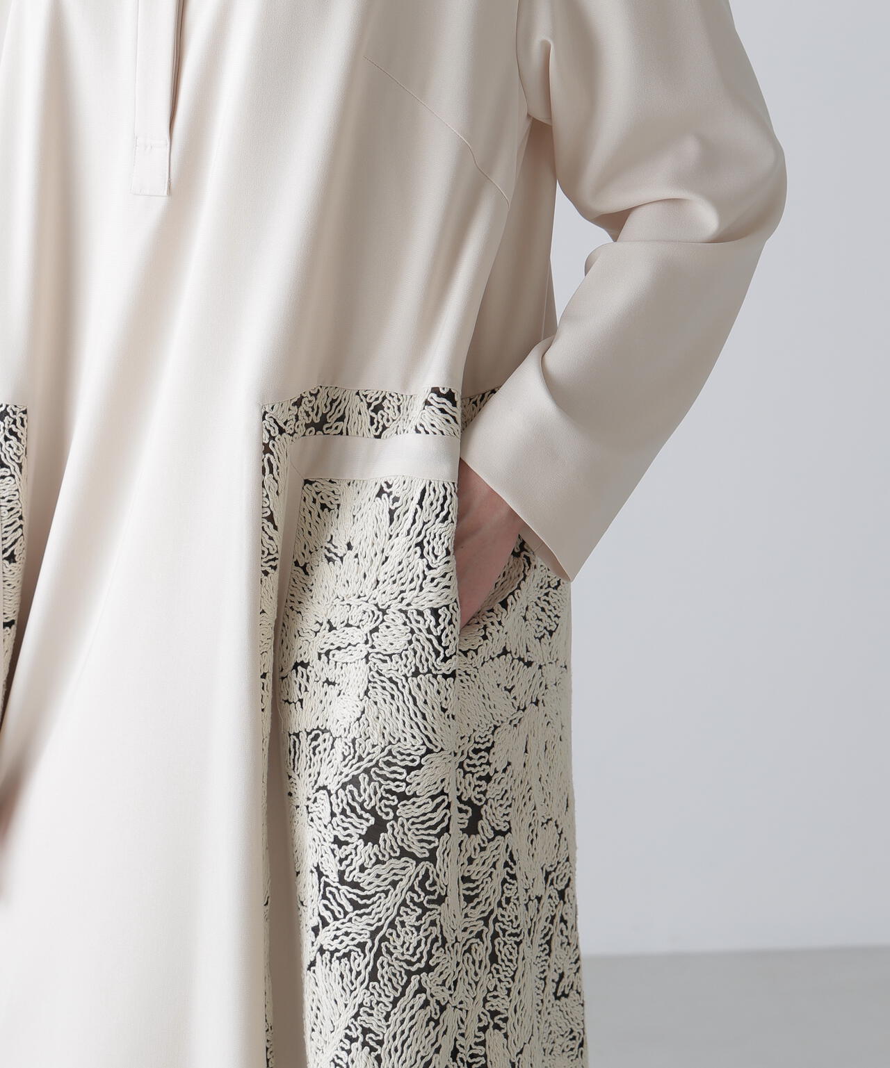 コードエンブロイダリーワンピース