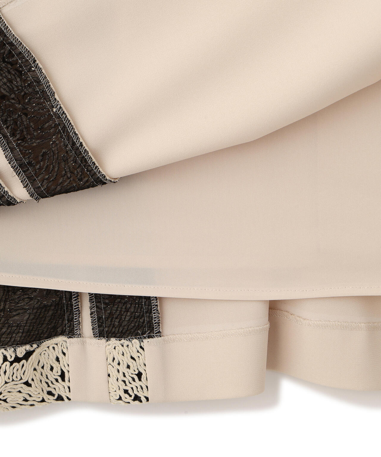 コードエンブロイダリーワンピース