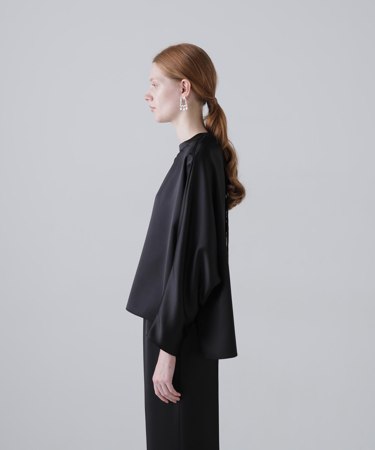 【新品未使用】今季 完売 ADORE ラスターサテンブラウス ブラック 38 ラスターサテンブラウス | ADORE（アドーア） ｜【公式】通販mix.tokyo