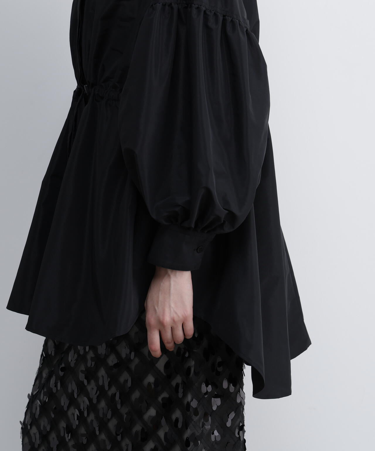 ＜UNiPH＞スパークルタフタブラウス