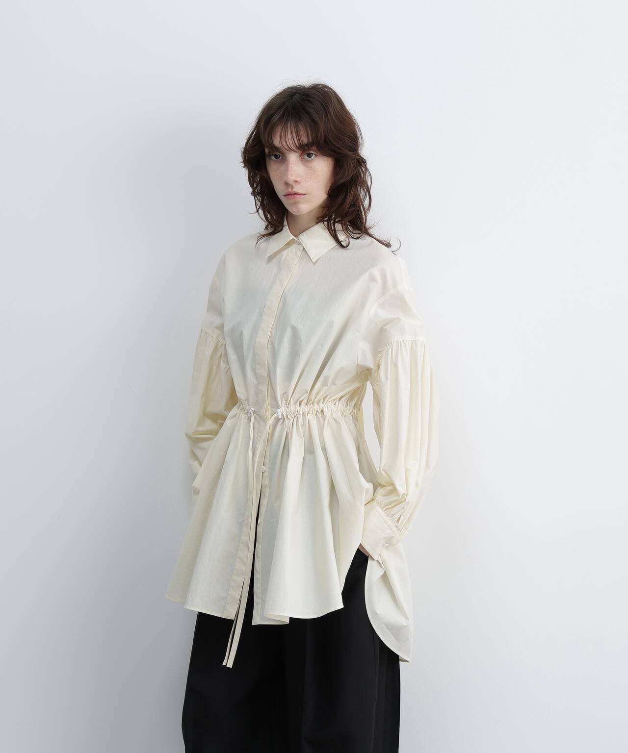 UNiPH＞コーティングコットンブラウス | ADORE（アドーア） ｜【公式