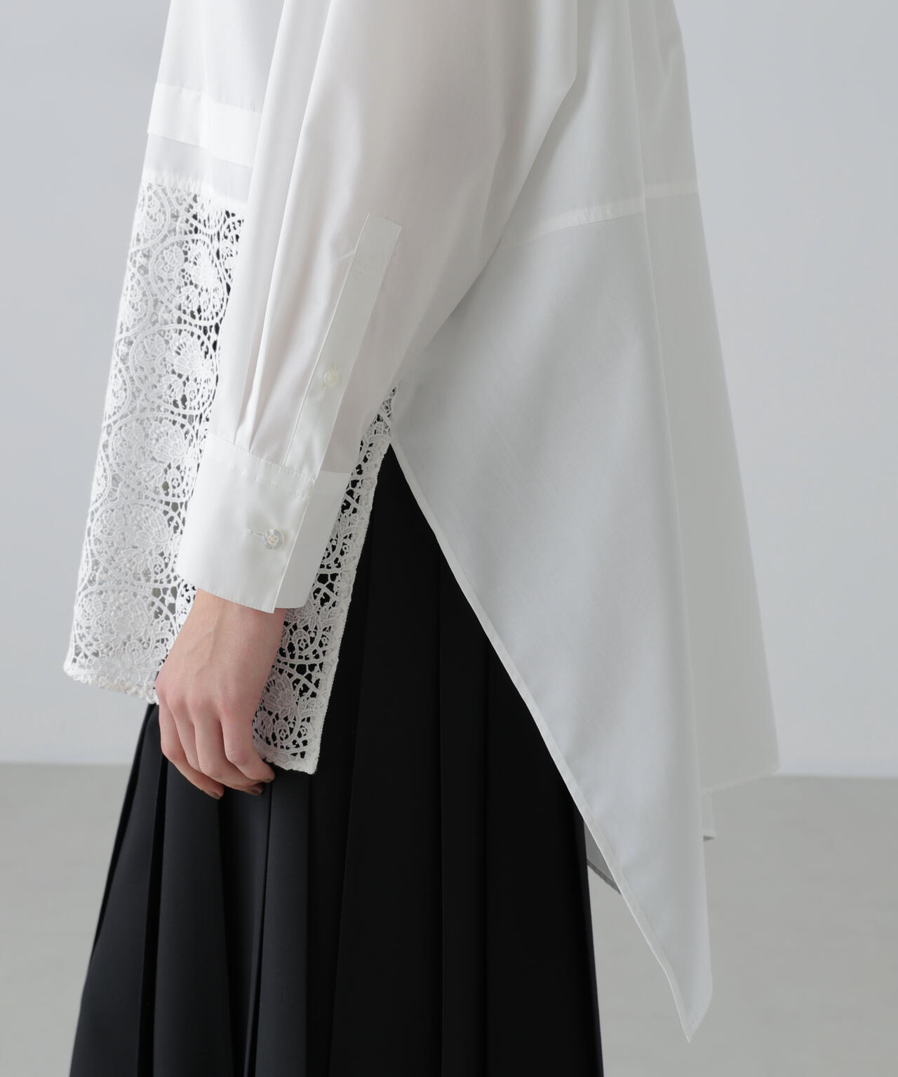 レーシーヘムブラウス