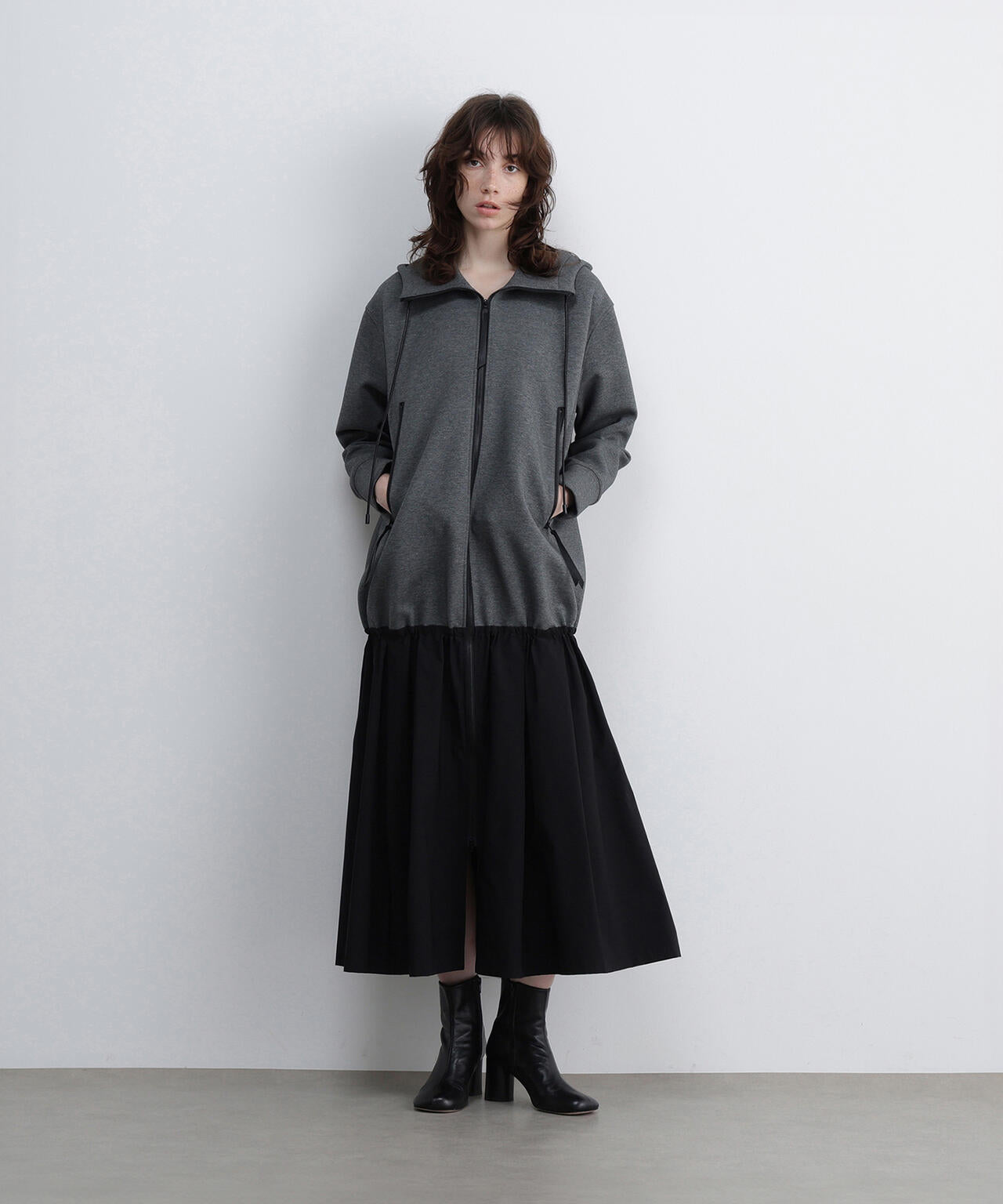 ADORE グレー ×ブラック プリーツデザインワンピース URBAN RESEARCH（アーバンリサーチ）の「プリーツデザインドット