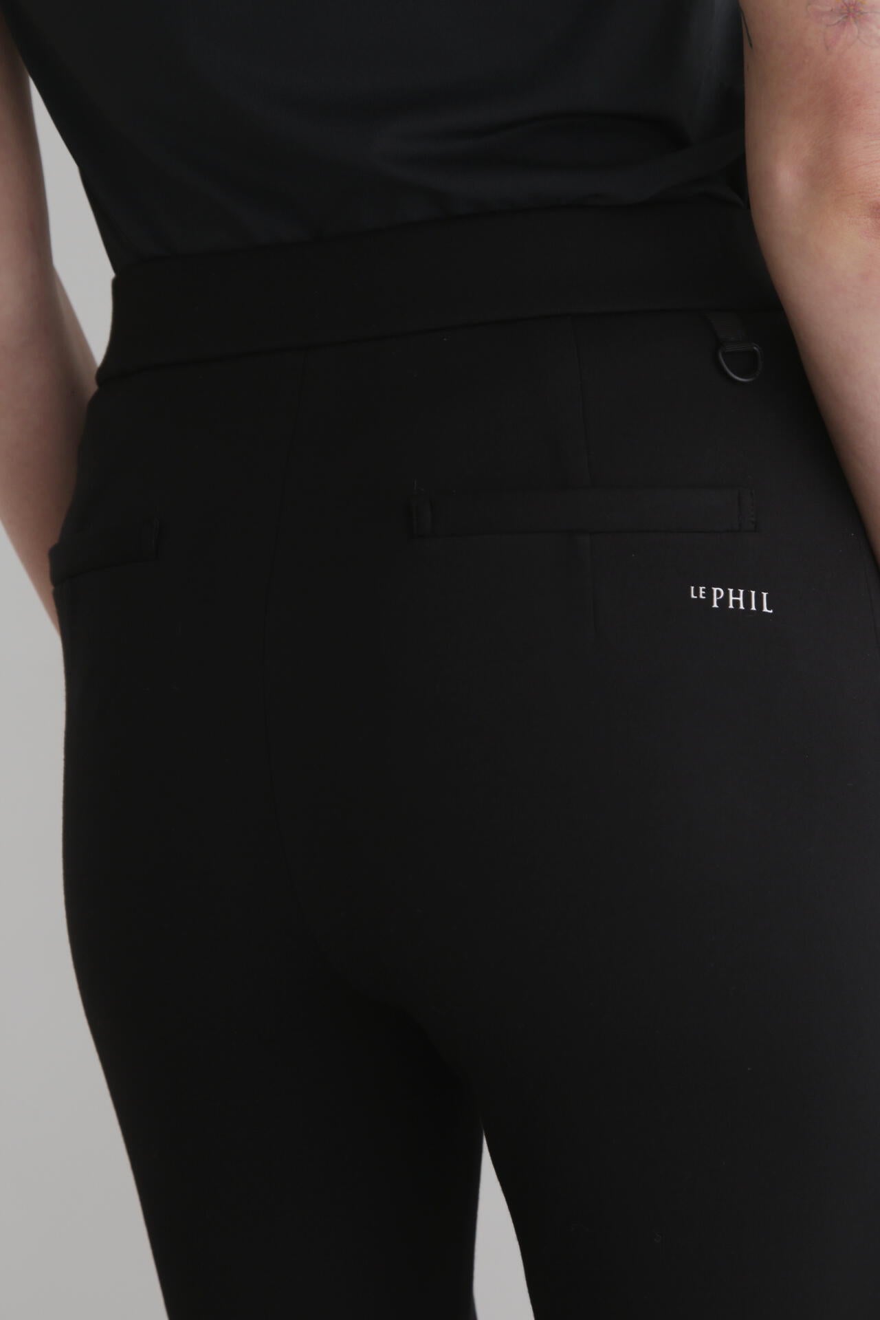 美品✨LE PHIL ミニマムストレッチポンチパンツ 黒 1 スリット入り ミニマムストレッチポンチパンツ | LE PHIL（ル フィル） ｜【公式