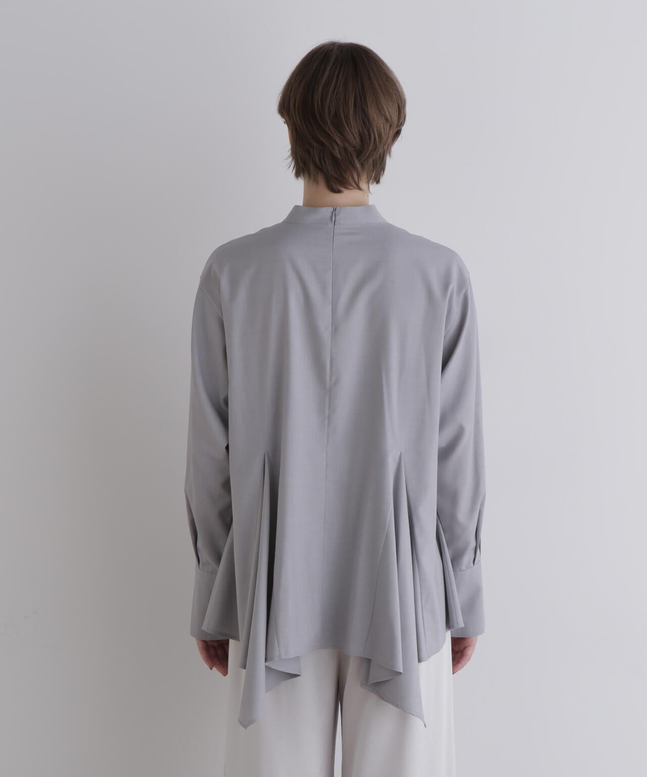 美品✨ルフィル バックプリーツブラウス シャツ トップス グレー スクエアヘムブラウス | LE PHIL（ル フィル） ｜【公式】通販mix