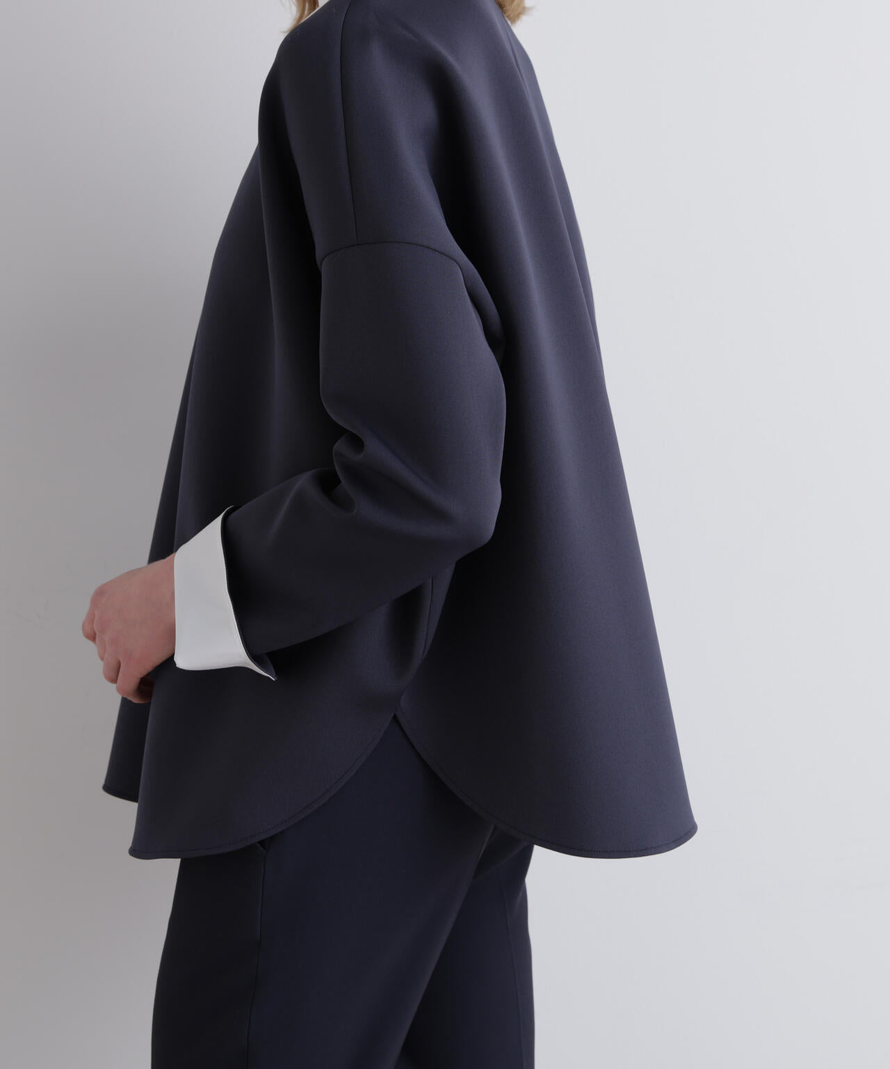 LE PHIL ルフィル スキューバダンボールブラウス　ブラック スキューバーダンボールブラウス | LE PHIL（ル フィル） ｜【公式