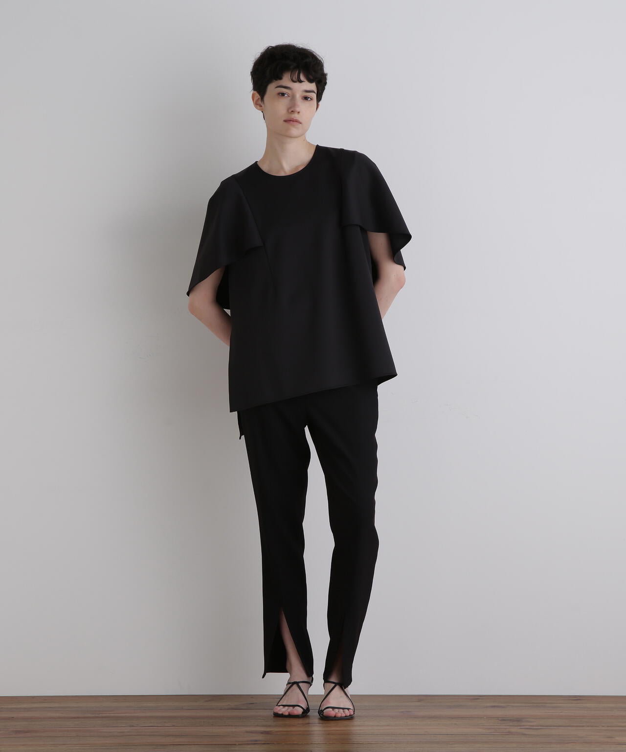 ライトダンボールケープブラウス