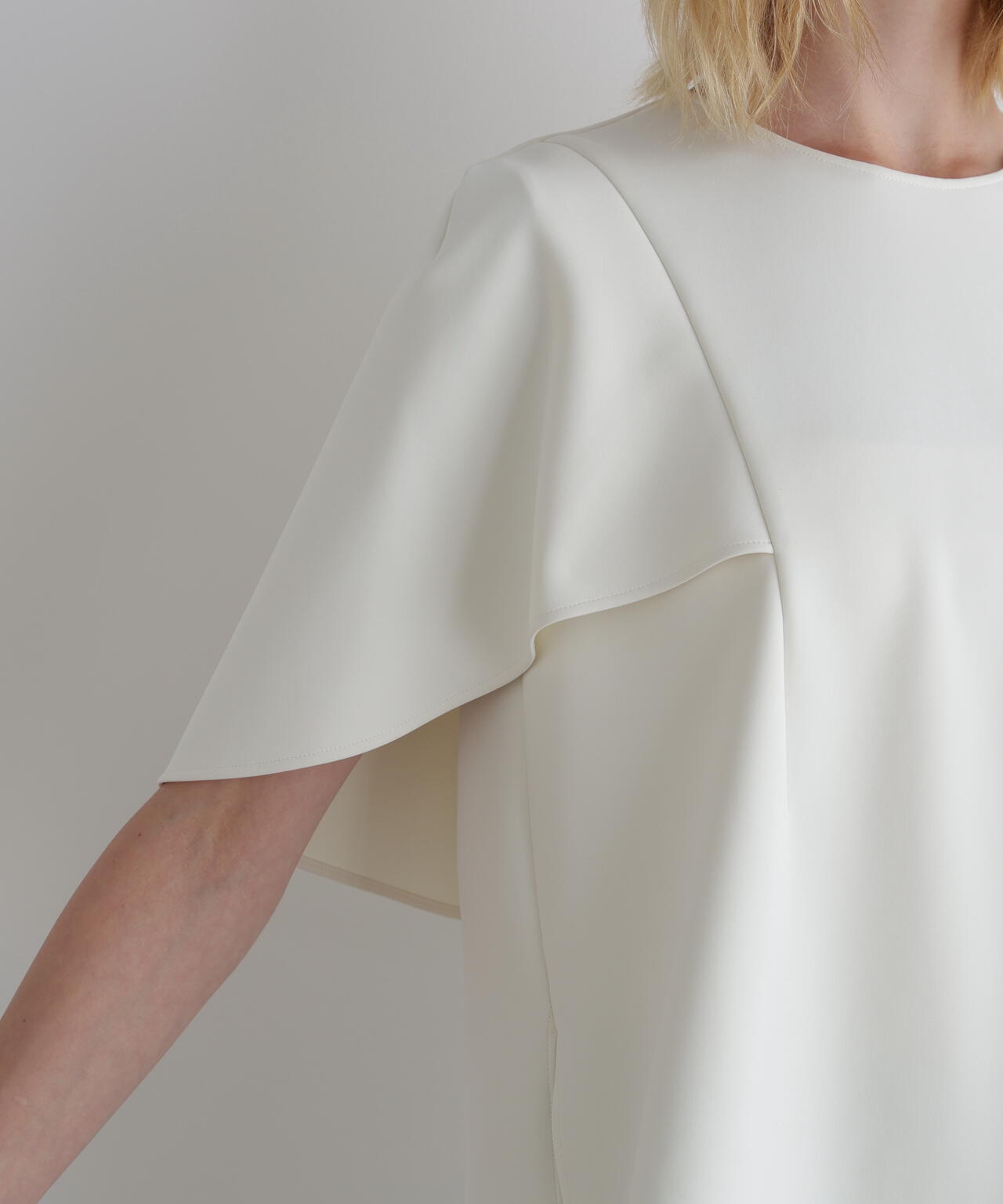 ライトダンボールケープブラウス