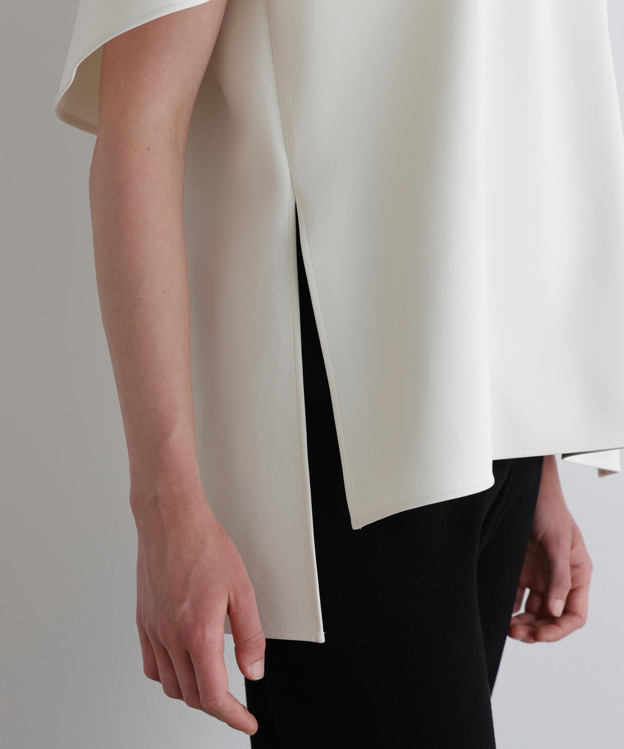 ライトダンボールケープブラウス