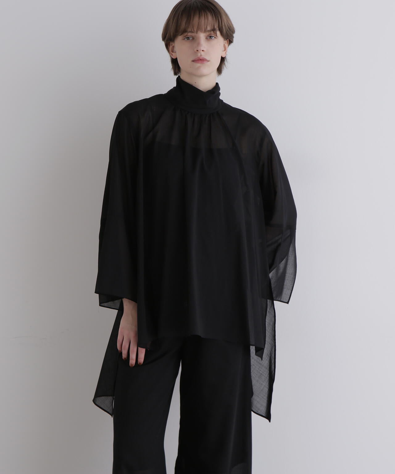 LE PHIL ブラック ハイネックシアーブラウス