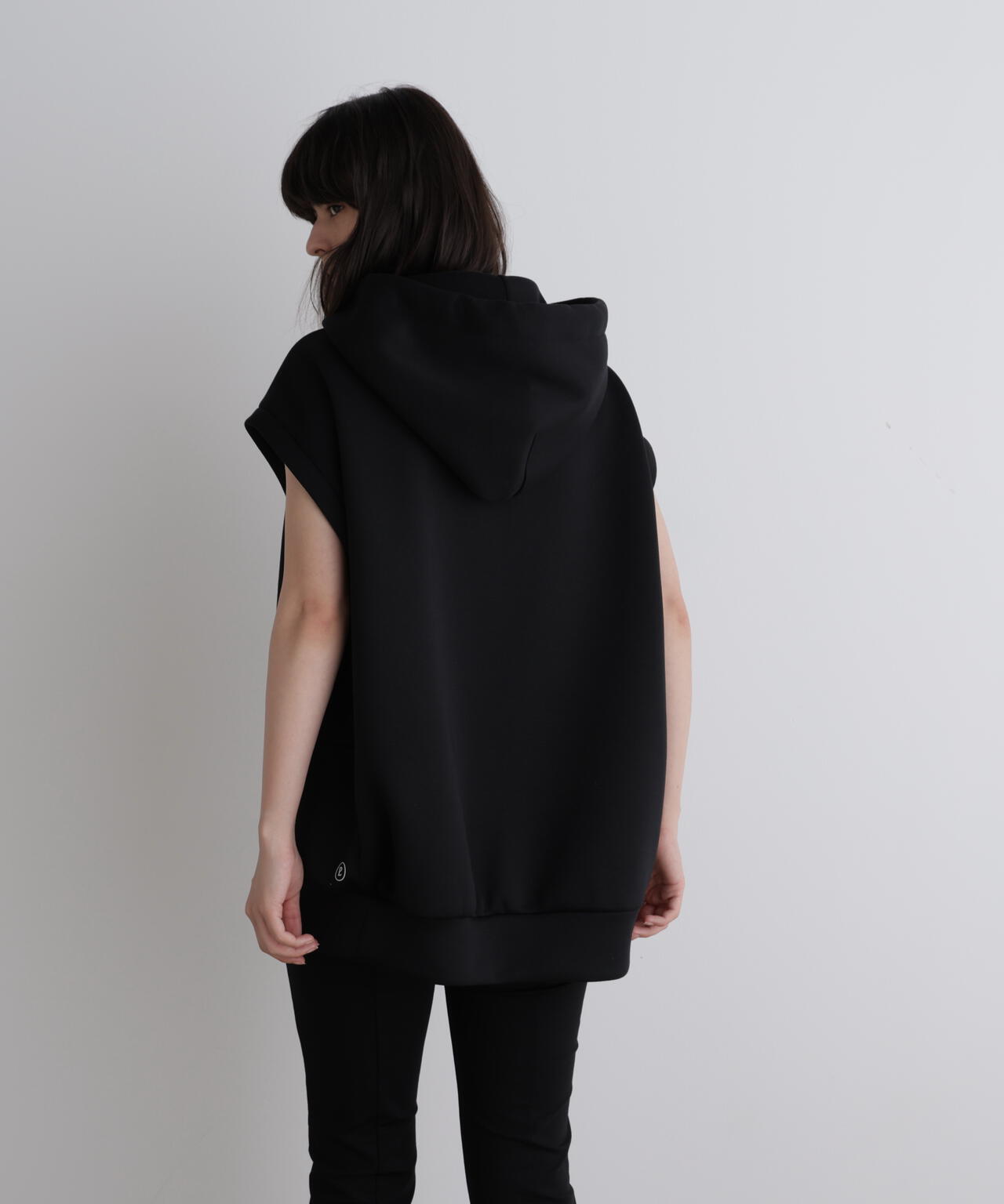 《LE PHIL SPORTS》テックダンボールノースリフーディ