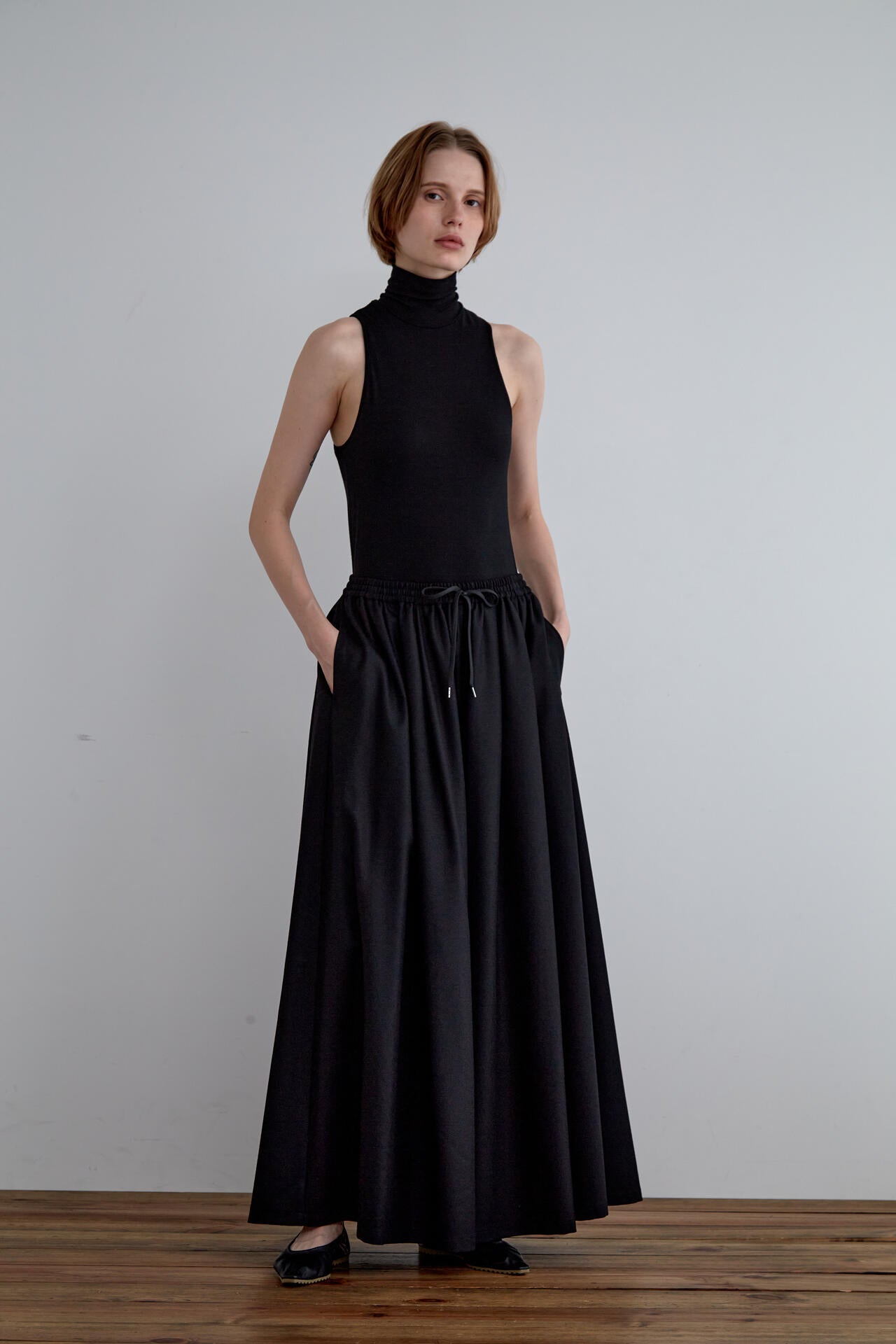 美品◯ルフィル バックスリット タートルネック 長袖カットソー ブラック カップインハイネックトップ | LE PHIL（ル フィル） ｜【公式】通販