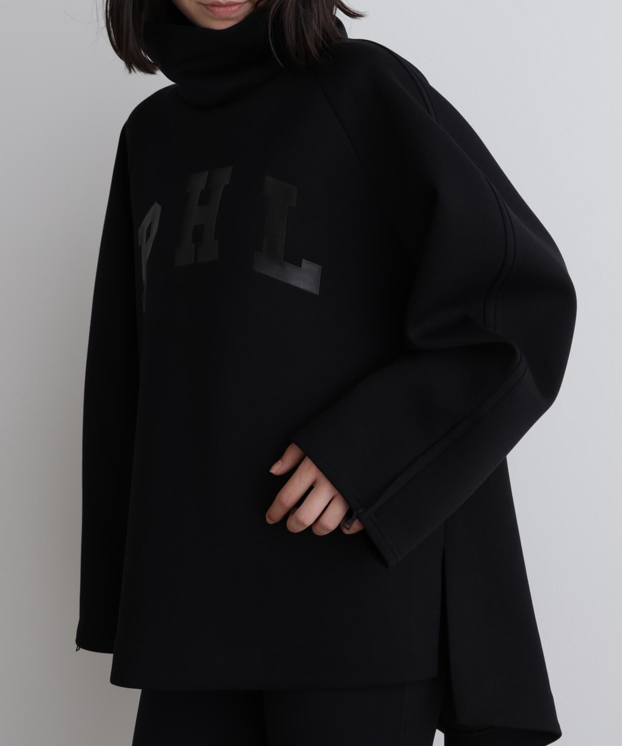 《LE PHIL SPORTS》ライトダンボールレタードプルオーバー