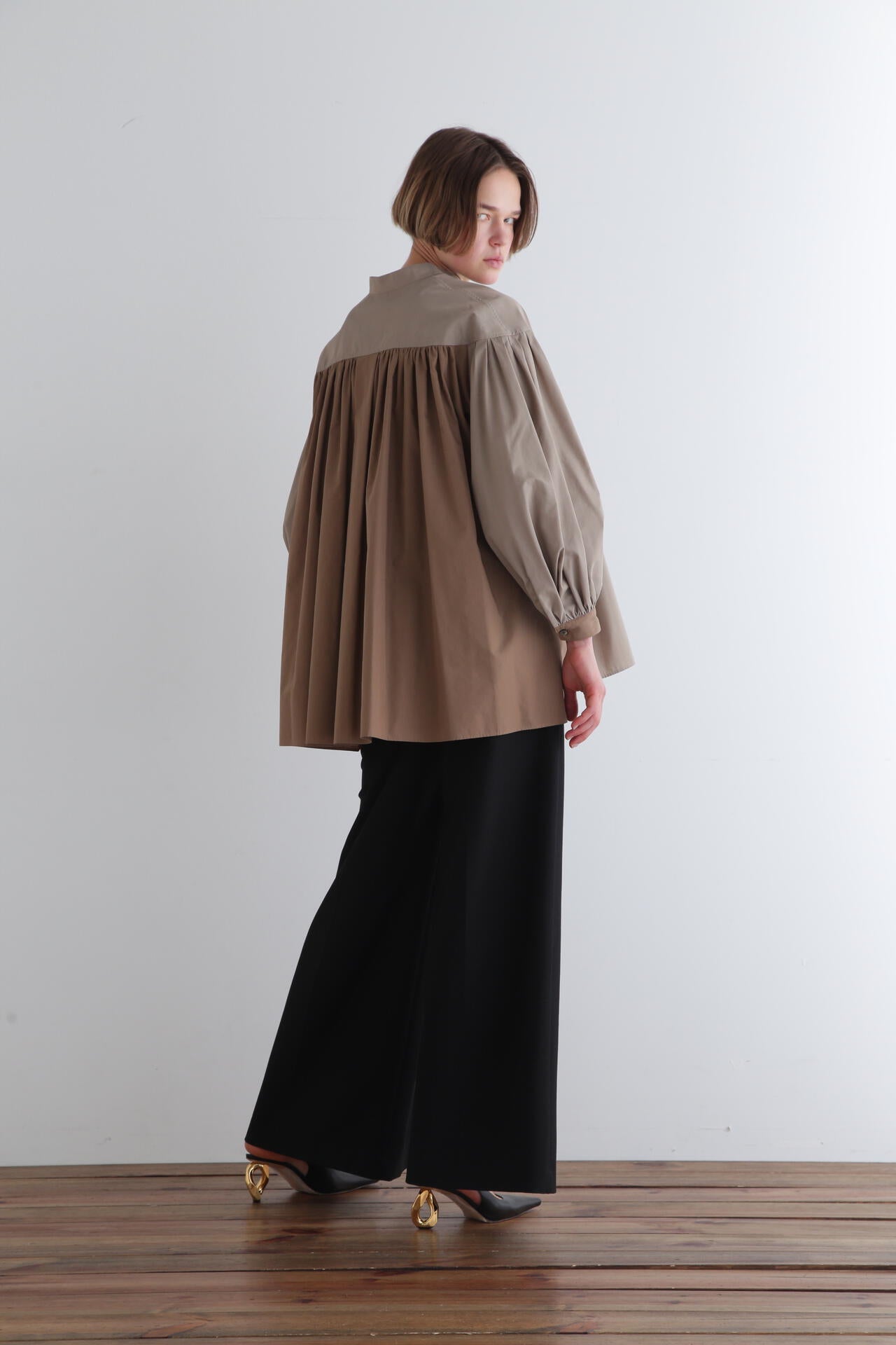 タイプライターギャザーバイカラーブラウス | LE PHIL（ル フィル  