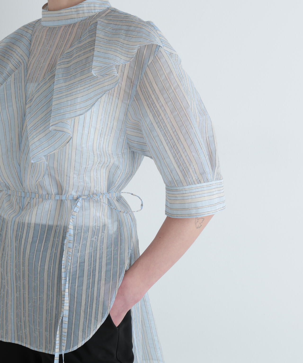 ストライプラッフルブラウス