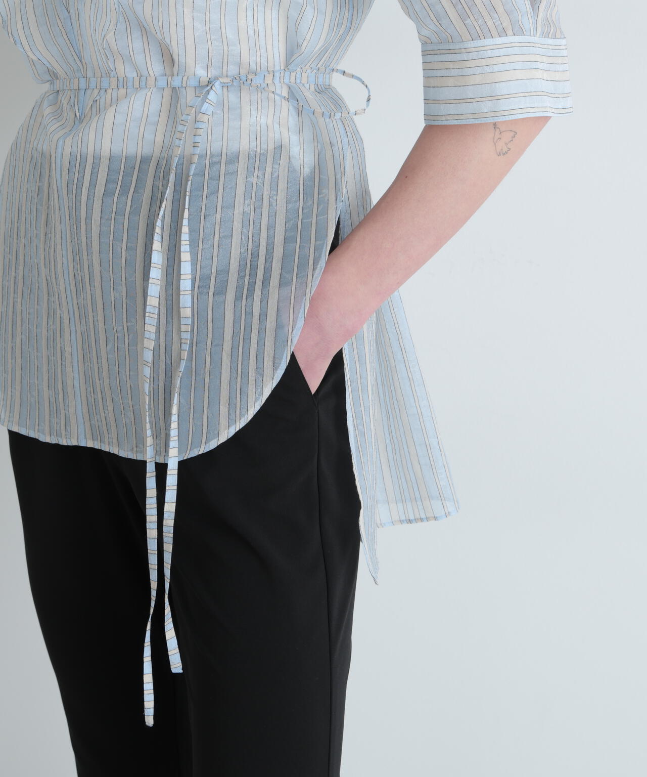 ストライプラッフルブラウス