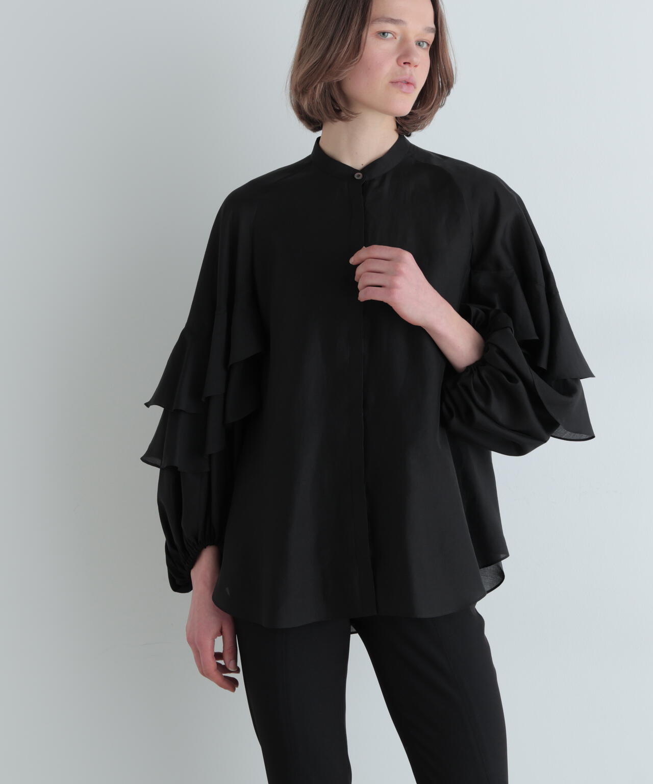 スタンドカラーフリルブラウス