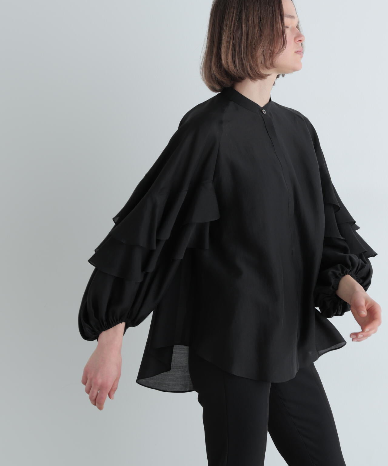 スタンドカラーフリルブラウス