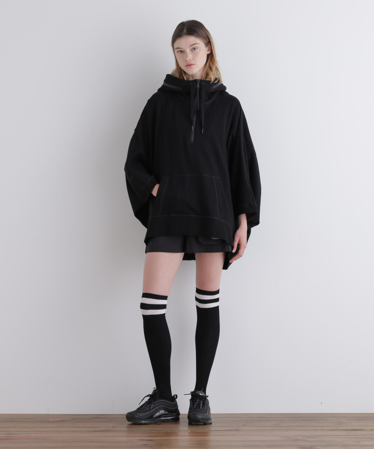 新品　LE PHIL ブラック ポンチョ LE PHIL SPORTS》ミニ裏毛ポンチョ | LE PHIL（ル フィル） ｜【公式