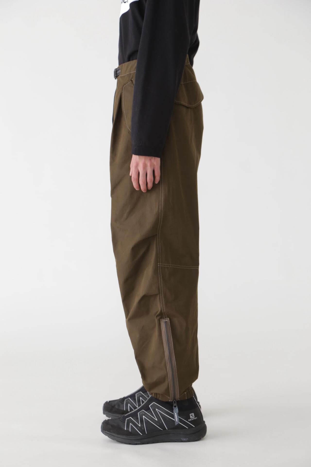high count cloth side zip hem pants | and wander（アンドワンダー