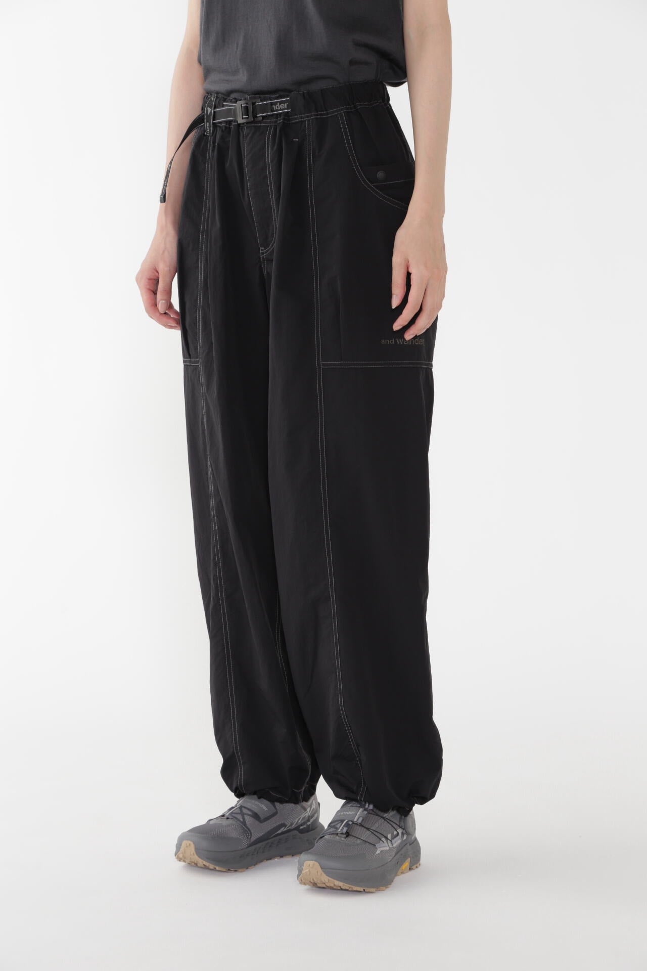 半額以下　and wonder ナイロンpants Mサイズ　新品 crinkled nylon pants | and wander（アンドワンダー） ｜【公式