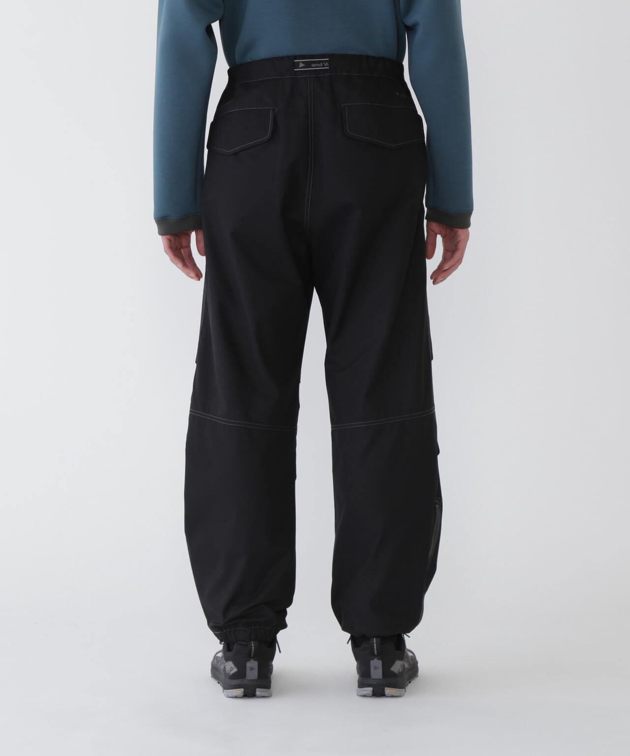 high count cloth side zip hem pants | and wander（アンドワンダー
