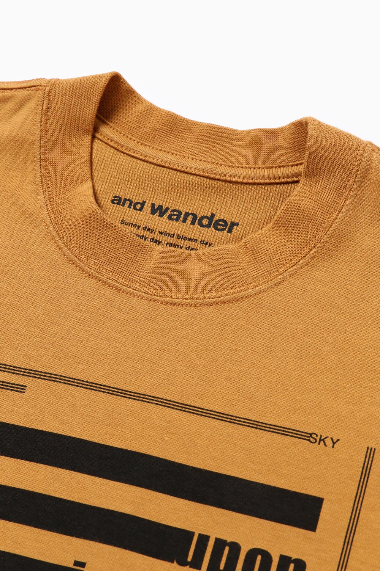 typography printed SS T | and wander（アンドワンダー） ｜【公式