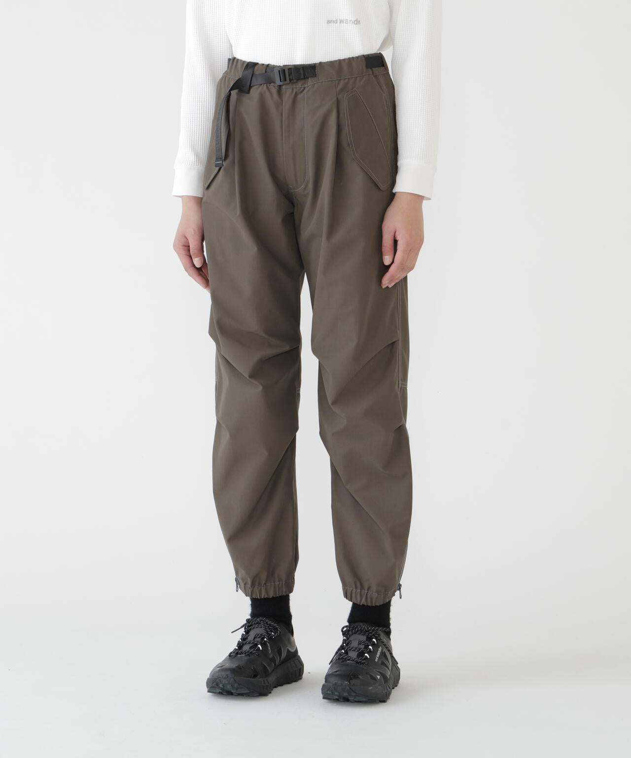 high count cloth side zip hem pants | and wander（アンドワンダー