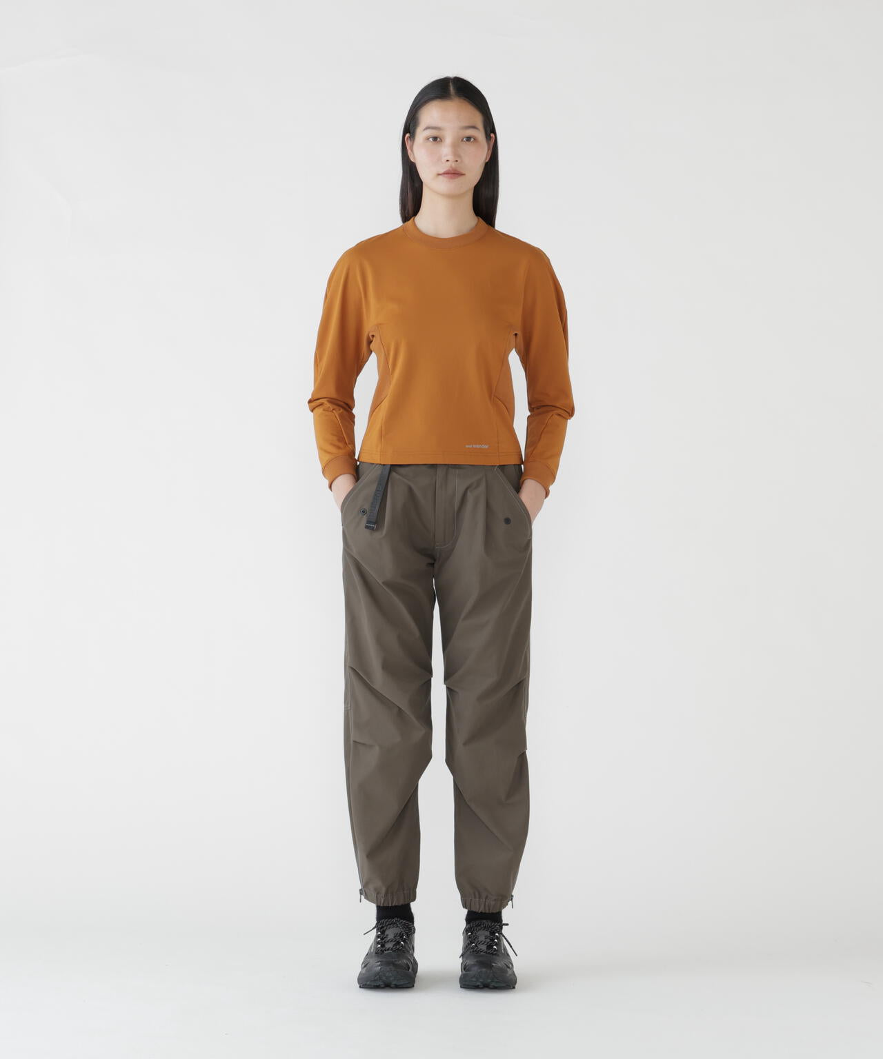 high count cloth side zip hem pants | and wander（アンドワンダー