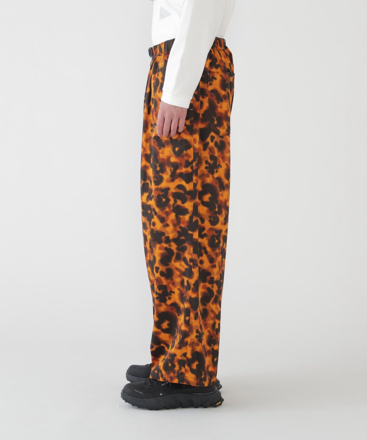 printed satin pants | and wander（アンドワンダー） ｜【公式】通販