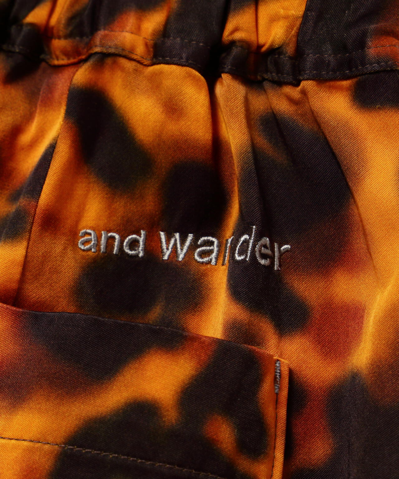 printed satin pants | and wander（アンドワンダー） ｜【公式】通販