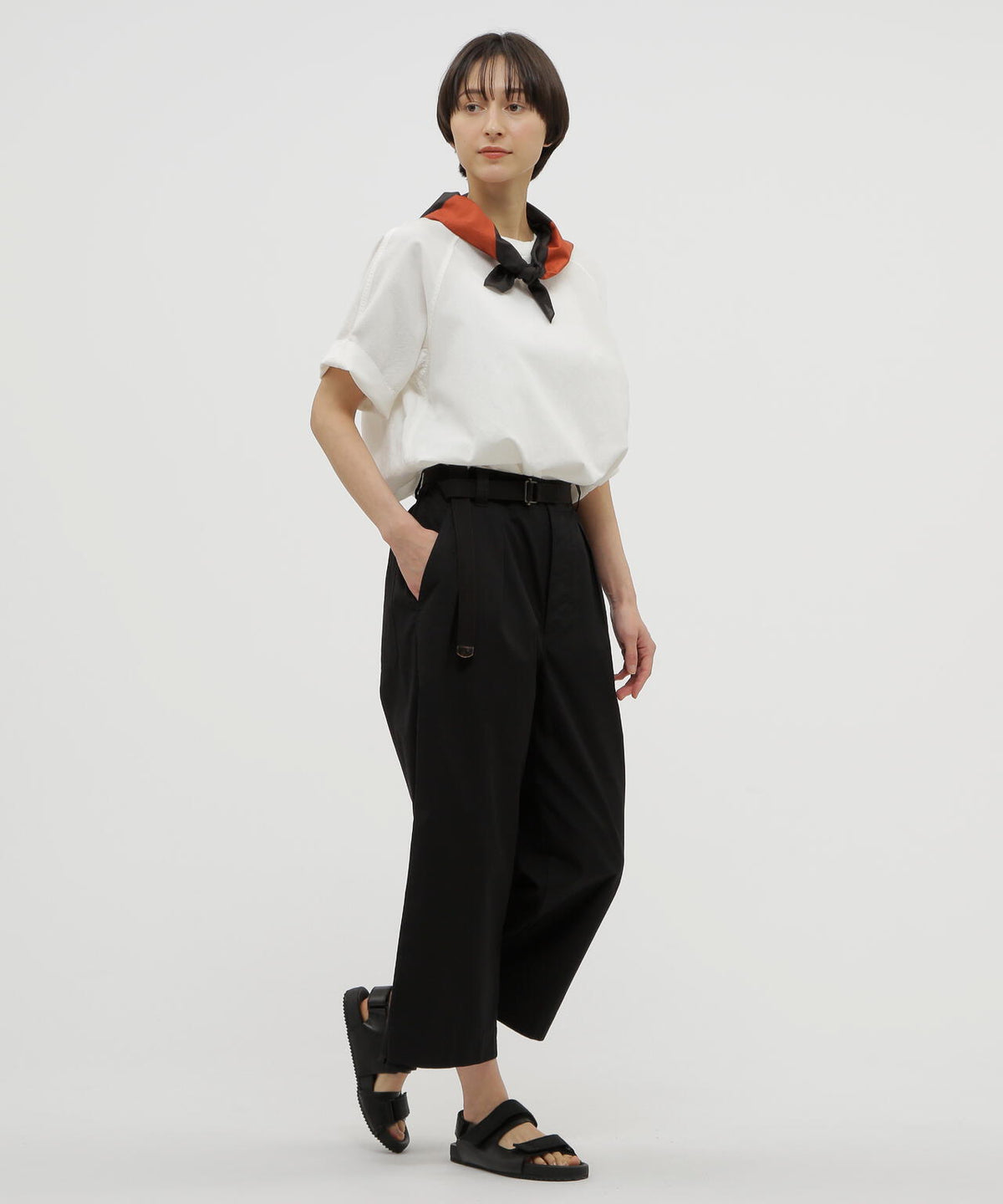 FINE COMPACT COTTON POPLIN TROUSERS | MHL.（エムエイチエル