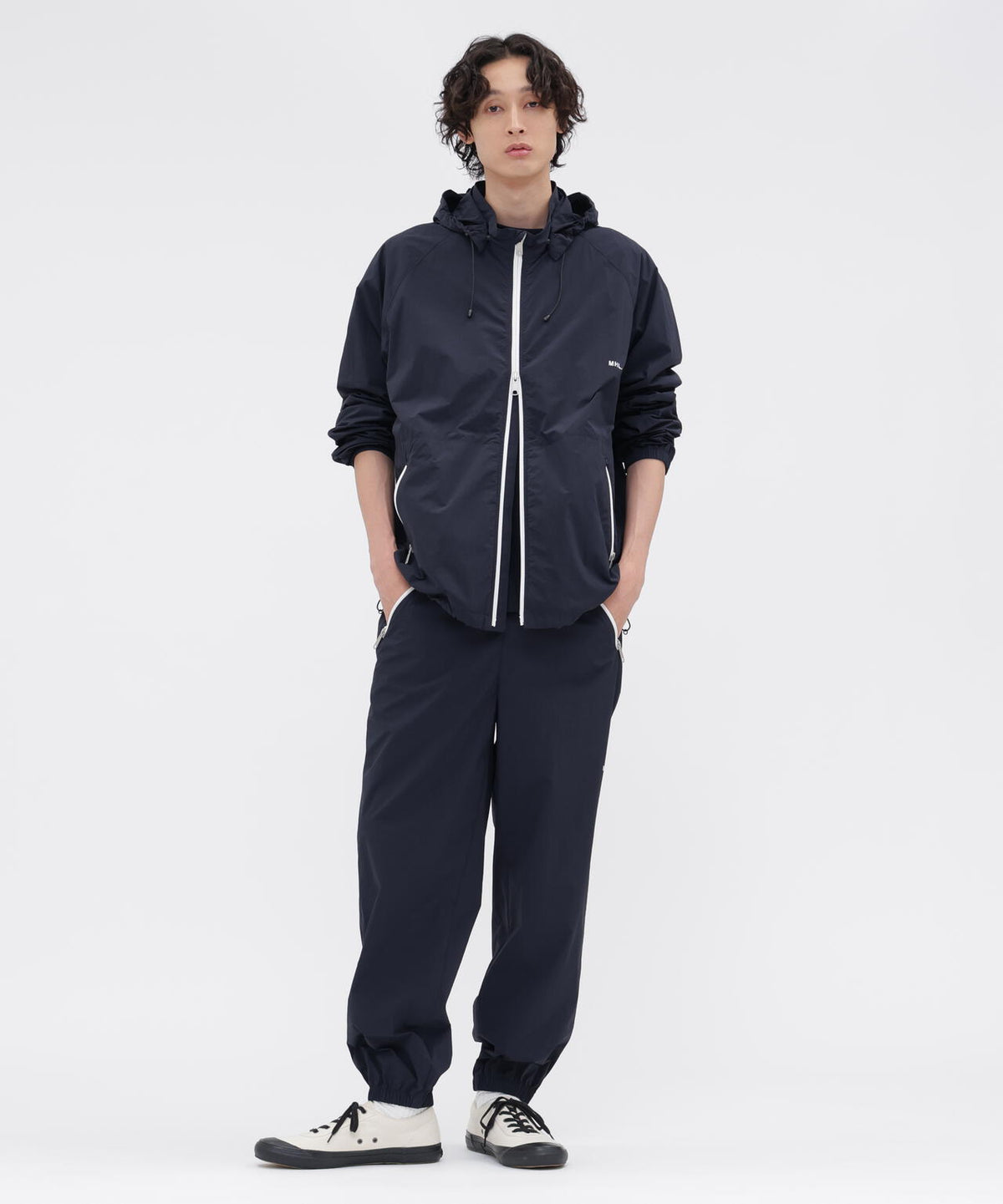 身長185cm 　B84 W66cm H91cm 着用サイズ：L