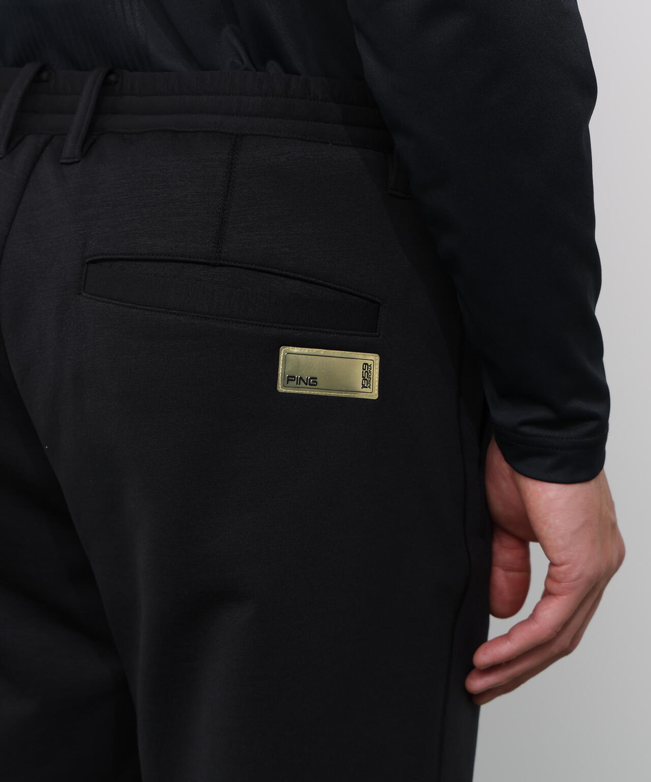【PING APPAREL】全方向ストレッチ 接結裏メッシュスウェットテーパードパンツ ＜GOLD＞ (MENS)